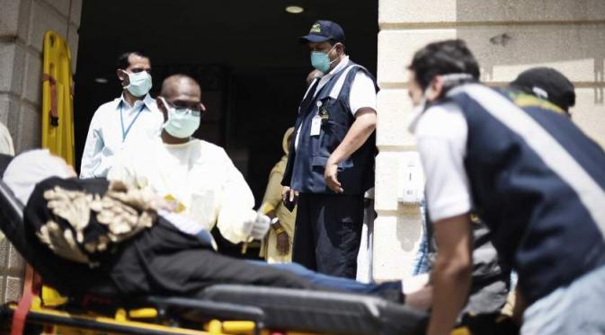Petugas medis bergegas membawa korban luka tragedi Mina, Kamis (24/9). | via: time.com