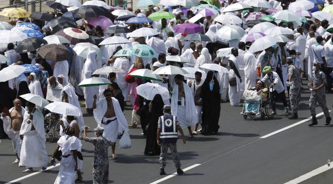 Para jemaah haji di Mina dekat Mekah dalam cuaca terik. (Reuters)