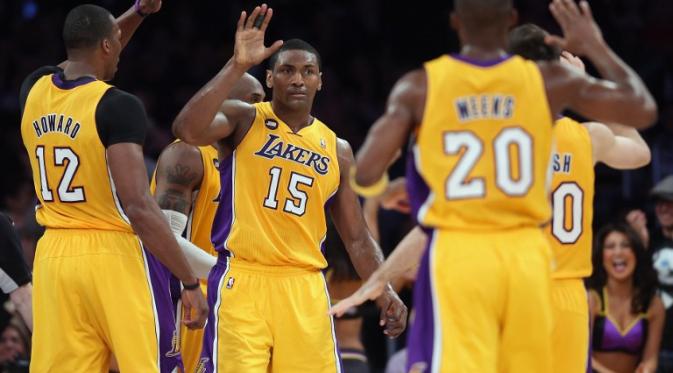Metta World Peace (15) saat masih memperkuat Los Angeles Lakers pada 2013 lalu. Musim depan, World Peace akan kembali membela Lakers dengan tugas membimbing pemain-pemain muda tim yang identik dengan warna kuning-ungu itu.(AFP Photo/Jeff Gross)