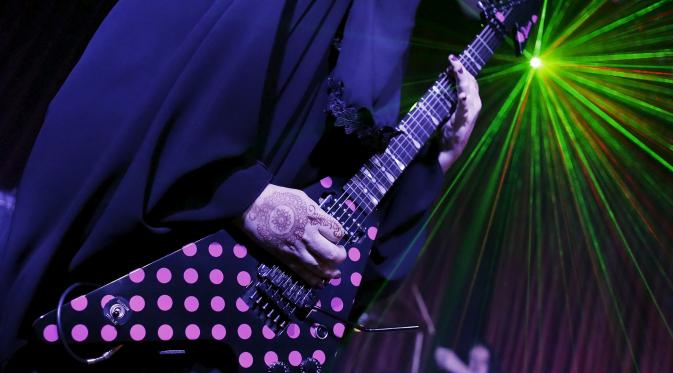Wanita 42 tahun gitaris band metal Spectrum. (Reuters)