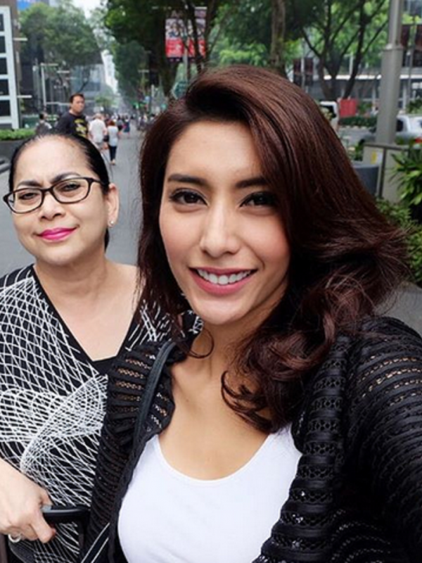 Tyas Mirasih dan sang bunda saat berada di Singapura. (Instagram @tyasmirasih)