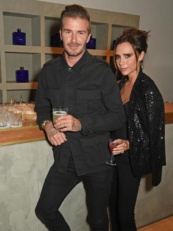 Victoria dan David Beckham berpose bersama saat menghadiri sebuah pesta. (foto: eonline)
