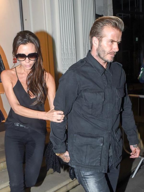 Celana basah Victoria Beckham mencuri perhatian paparazzi yang langsung mengabadikan momen itu. (foto: eonline)